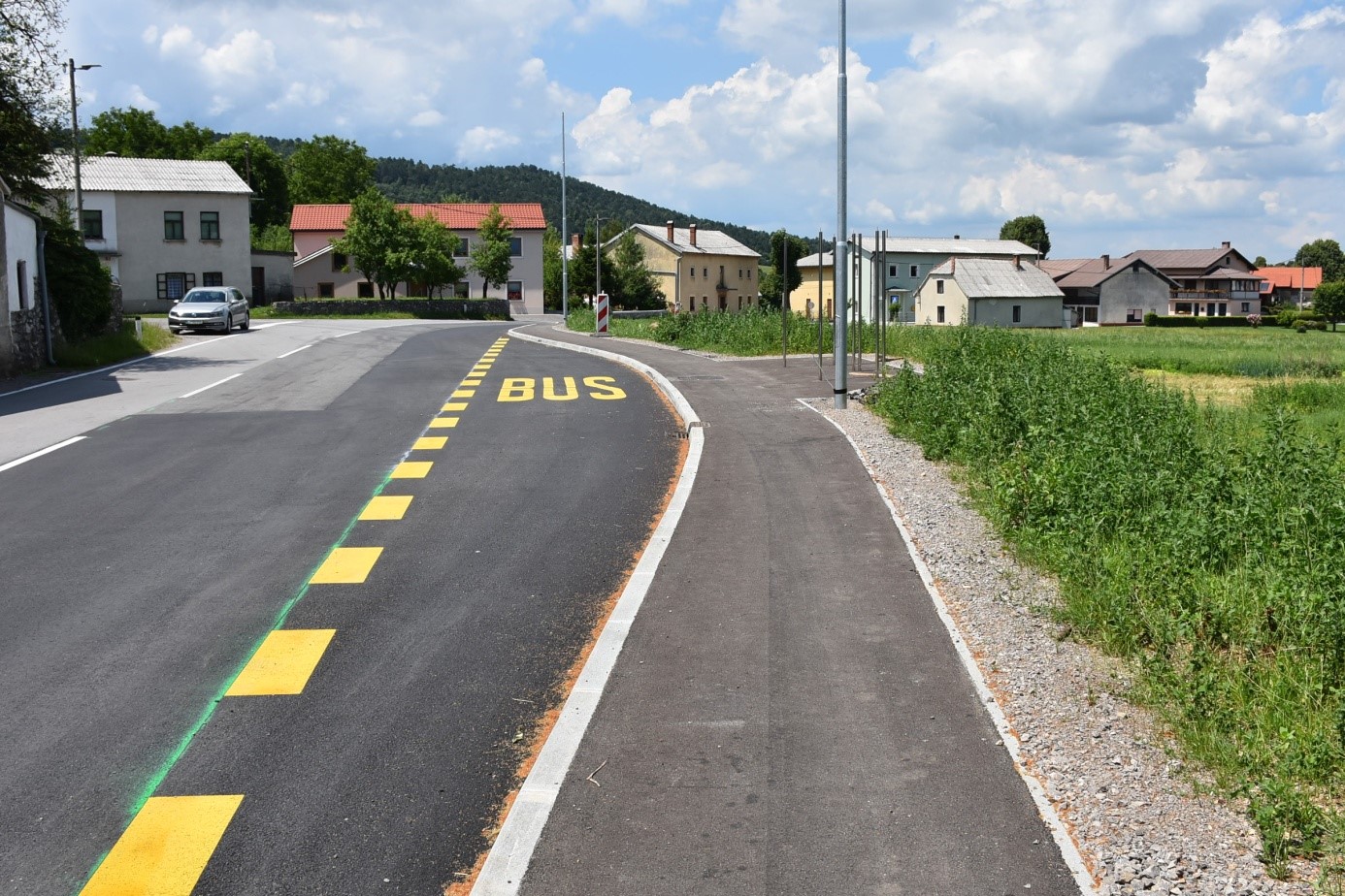 Avtobusno postajali&amp;scaron;če &amp;ndash; smer Pivka.jpg